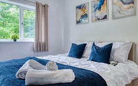 Full House, Massage Mattresses, Sleeps 6 Guests, Free Wifi, Free Parking, Free Netflix, Smart Tv